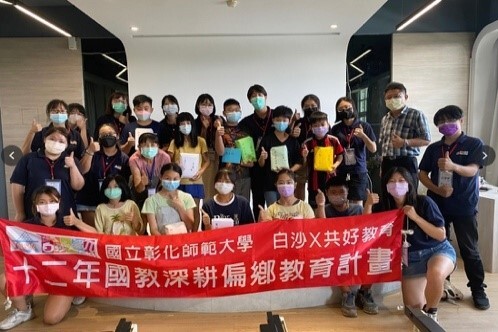 Figure 6. Group photo with students from Wanxing Junior High School
