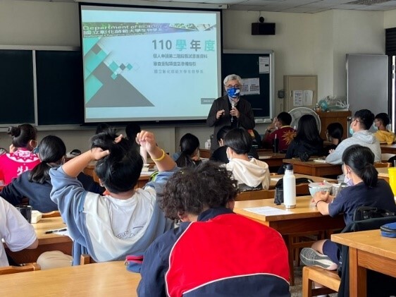 Figure 3. Dean of Student Affairs Ken Chuan-Fu led NCUE staff to visit National Ping Pei Senior High School to explain the key items and preparation guidelines for documentations needed in the second stage of university enrollment applicatio