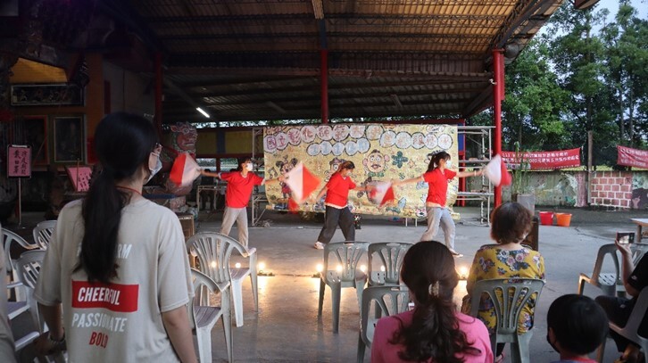 Figure 8. NCUE’s Rural Service Team organized “People’s Night” events to engage and to share with residents in local communities. Depicted in the image was the opening flag dance performance presented to foster a sense of community and enjoyment for the participants