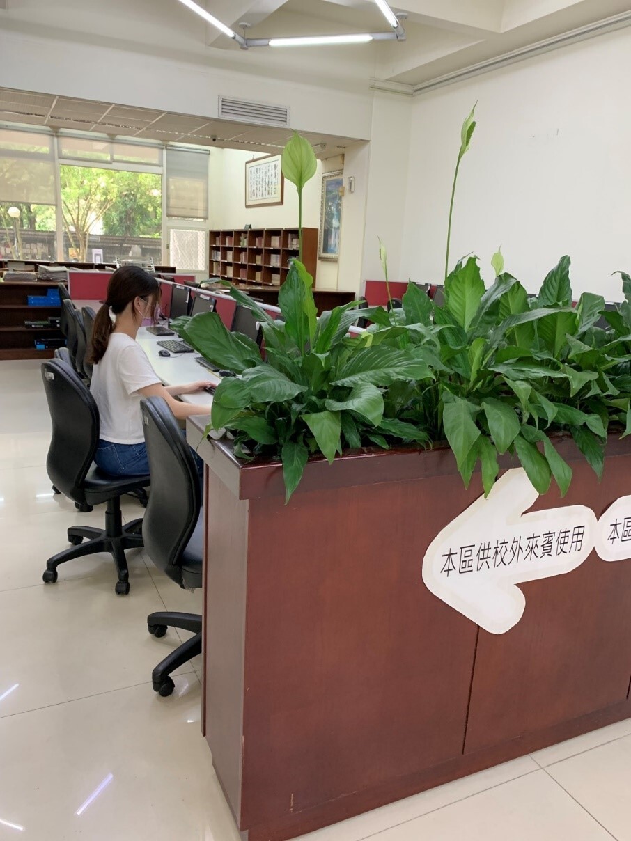 Figure 6. The retrieval area provides computers for visitors to the library from outside the university