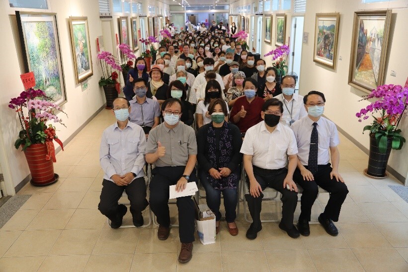 Figure 4. Group image of NCUE’s president (front row, right 2), the dean of the College of Extension Education (front row, right 1), the director of NCUE’s Center for Teacher Education (front row, left 2), the artist (front row, middle), and distinguished guests who participated in the opening ceremony of the exhibition