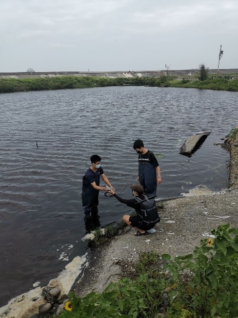 Figure 1. Teachers and students of NCUE inspect water quality in fish farms to ensure that the water supplied to fish farms and drainage water are clean and devoid of harmful pollutants, and fishery operations do not pollute or diminish local water quality (May 05, 2022)