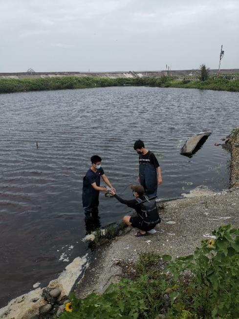 Figure 1. Teachers and students of NCUE inspect water quality in fish farms to ensure that the water supplied to fish farms and drainage water are clean and devoid of harmful pollutants, and fishery operations do not pollute or diminish local water quality