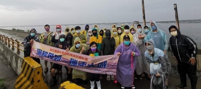 Figure 10. NCUE’s teachers and students partnered with members of local groups to conduct a survey on the ecosystem and organisms in the coastal wetlands to establish a marine ecological database and monitor information related to economic fishery resources