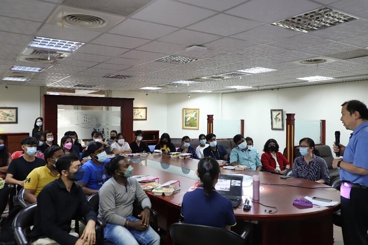 Figure 2. The dean participating in the seminar attended by students in the Taiwan Experience Education Program (TEEP) for research or internship