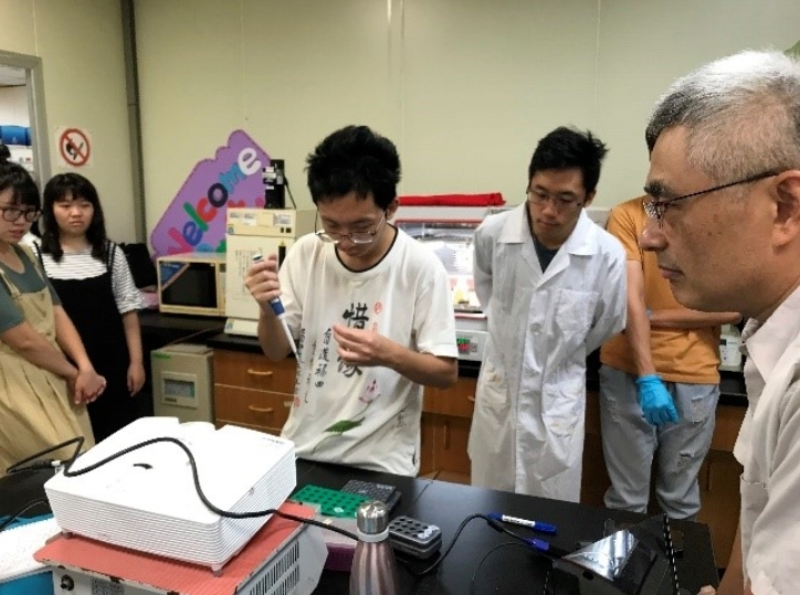 Figure 2. Professor Chuan-Fu Keng from the Department of Biology instructing students in fish bacterial infection quantitative detection techniques at the Free Radical Laboratory of the Graduate Institute of Biotechnology, NCUE on October 30, 2021