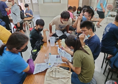 Figure 3: May 25, 2022 Students and the aquaculture industry workers discussing the water quality testing values and their relationships with the environment, and discussing the measures to improve water quality