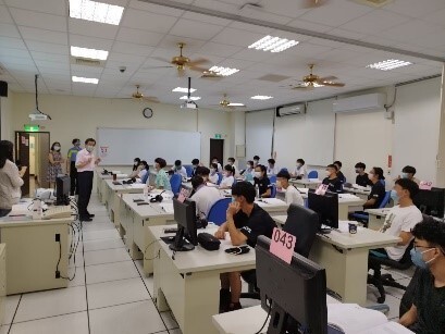 Figure 18. Wun-Jie Shih, principal of the Affiliated Industrial Vocational High School of NCUE, gave a speech to encourage the students on the first day of the course in the Language Center