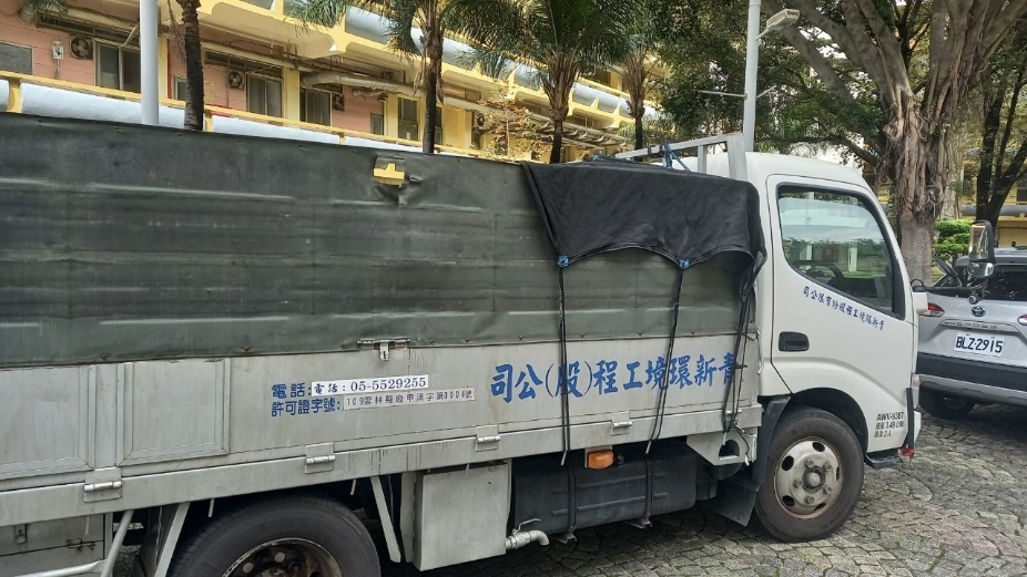 Figure 4. Sludge removal at the Jinde Campus Sewage Treatment Facility