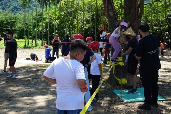 Rural Service Team - Low-altitude Rope Climbing Experience