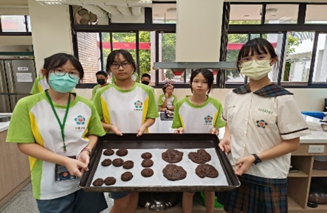 Bilingual Baking Class at Tianjhong Senior High School's Junior High Division