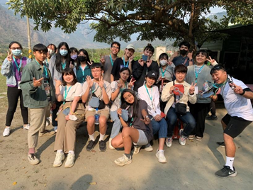 Group photo of learning weaving techniques