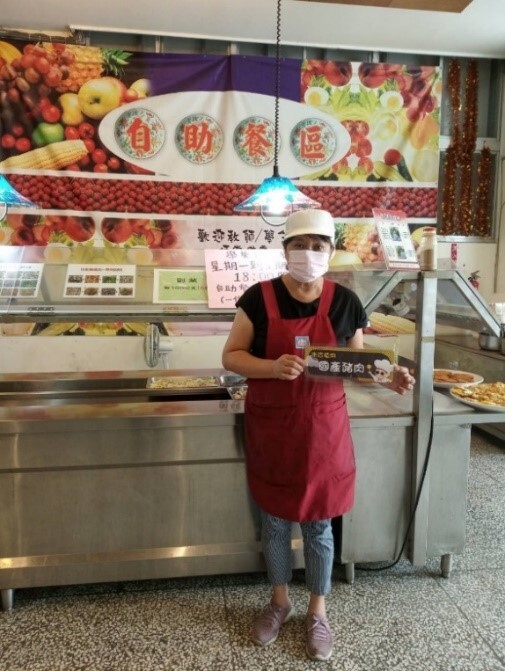 The canteen staff in NCUE all wear masks, net caps, and aprons when working