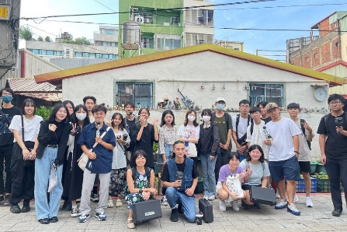 Group photo of students during field investigation