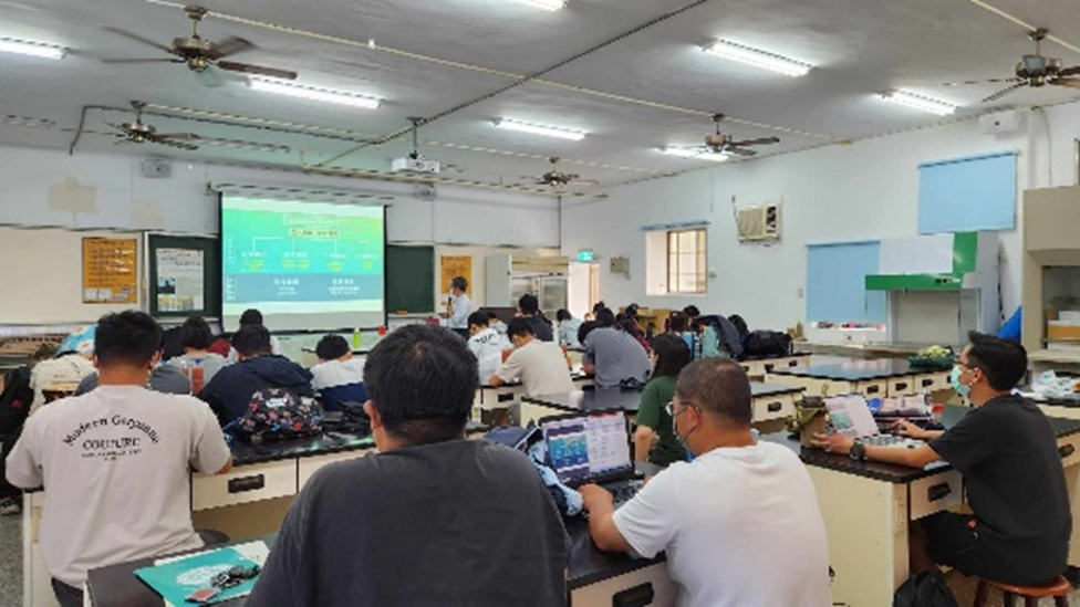 2023/04 Aquaculture_and_Greenhouse_Gases course, with participants ranging from students, teachers, to local aquaculture operators and organizations, promoting environmentally friendly low-carbon production strategies to maintain the health and sustainability of local aquatic ecosystems