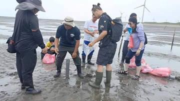 NCUE's faculty and students, along with local community members, conducting coastal surveys to establish a marine ecology database and monitor information related to economic fishery resources