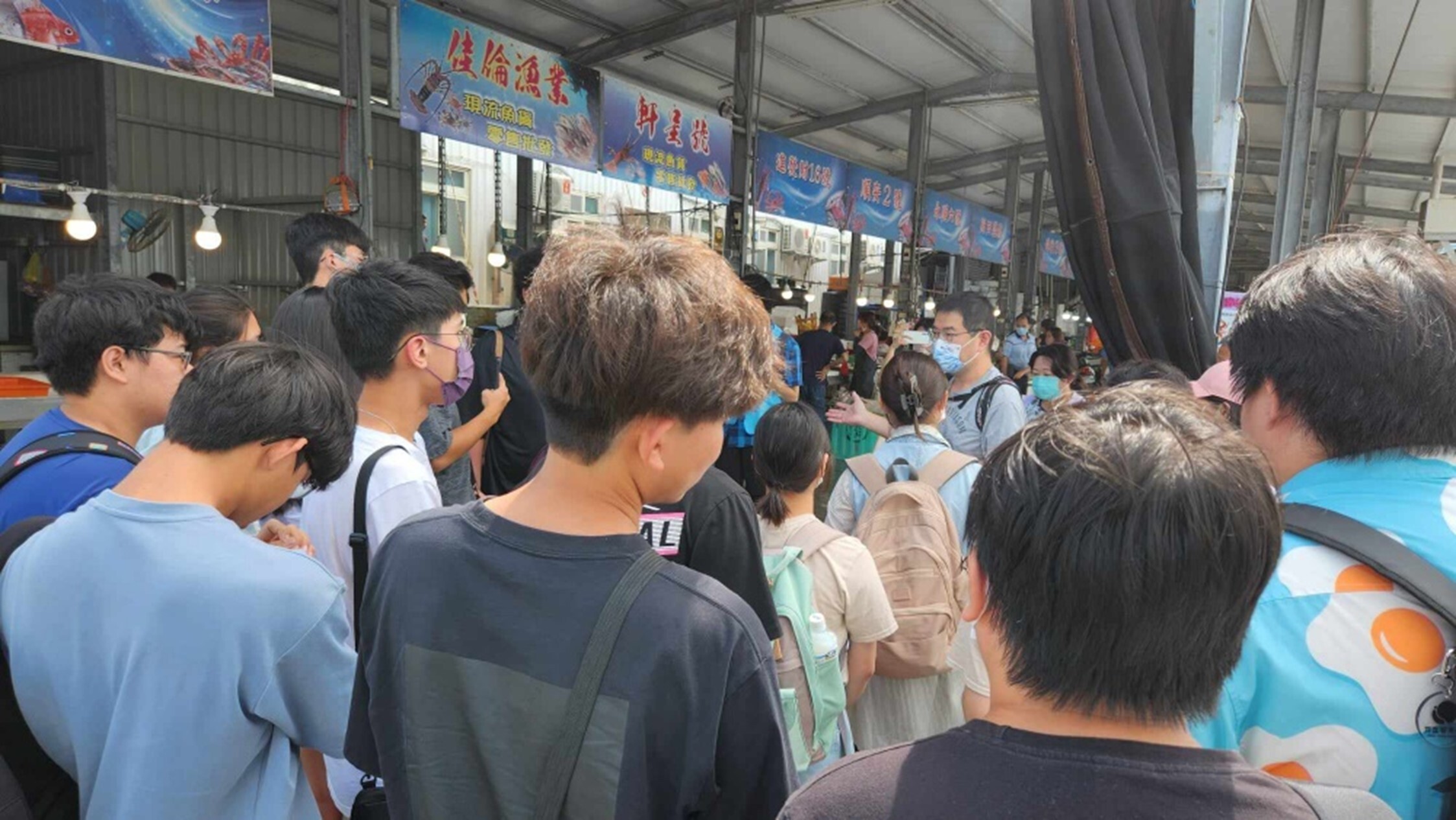 2023/05 Teachers and students conducted interviews and surveys at the Wunzai Port Fish Market in Changhua County (a local small-scale tourist fish market)