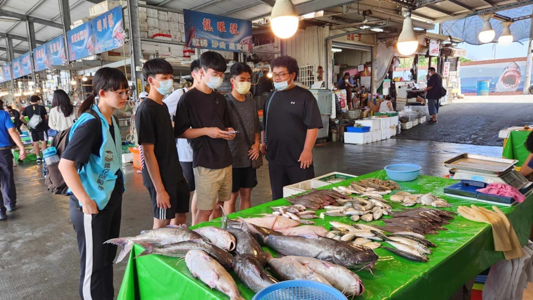 2023/05 Teachers and students conducted a survey at the Wunzai Port Fish Market in Changhua County (a local small-scale tourist fish market) to investigate local fishing practices, the sources of local seafood, and its legality