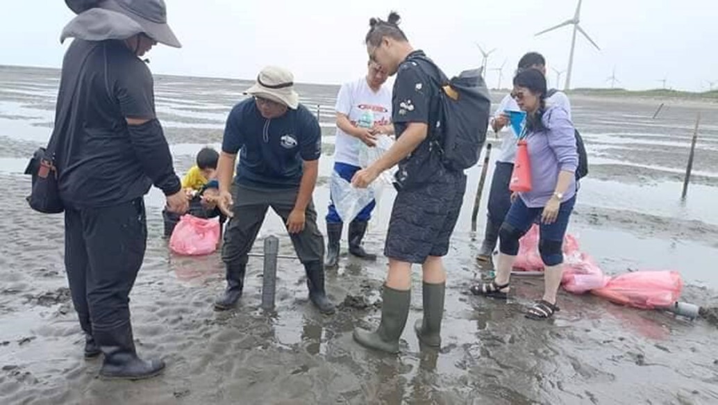 NCUE’s teachers and students partnered with members of local groups to conduct a survey on the ecosystem and organisms in the coastal wetlands to establish a marine ecological database and monitor information related to economic fishery resources