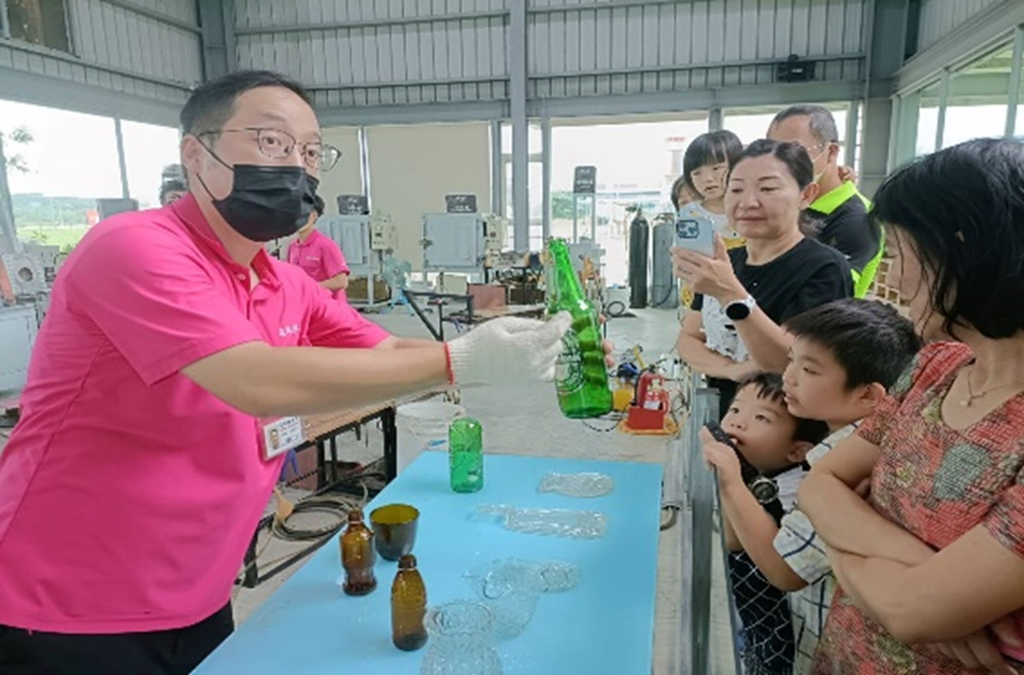 Beautiful and Treasured Clams in Fangyuan and Dacheng: Marine Waste Art Creation - Repurposing Waste Glass