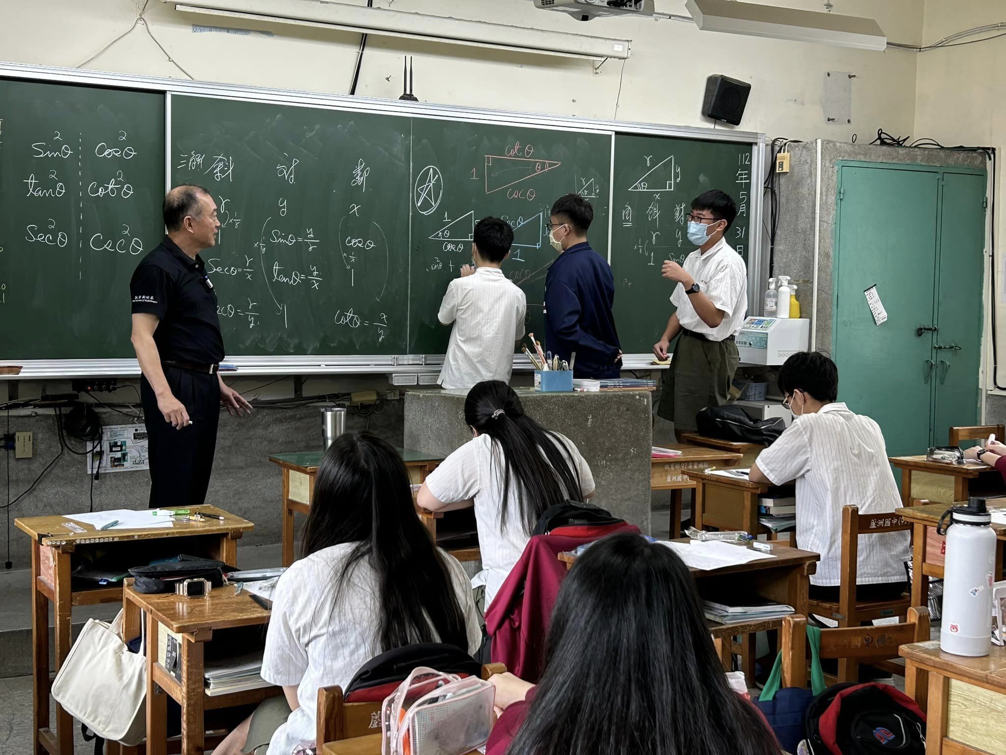 Figure 3. In-class demonstration teaching in junior high school