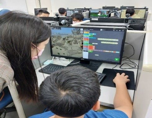 Figure8. Children's Minecraft Programming Learning Camp—Individual guidance from teacher