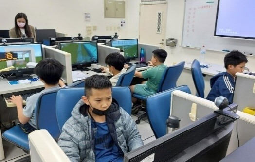 Figure9. Children's Minecraft Programming Learning Camp—Hands-on practice