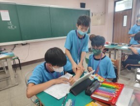 Figure 15. TaCheng Junior High School students using tablets to research the background of their hometown