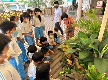 Figure 27. Students from Nanguo Elementary School Visiting the Green Companionship Ecological Art Exhibition