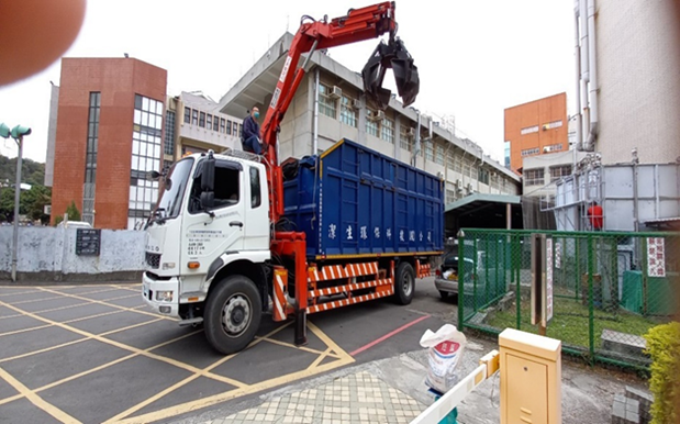 Sludge removal at the Jinde Campus Sewage Treatment Facility