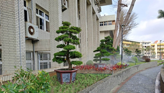 Jinde Campus - Sprinkler irrigation system is in the flower bed of the Baisha Building