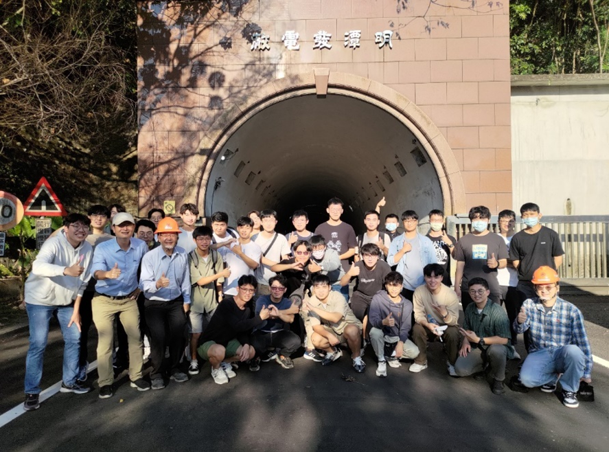 Classroom lecture during the visit to Mingtan Power Plant for the Introduction to Green Energy Technology course