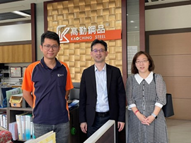 Teacher leading students to visit and discuss with Gao Jie Company