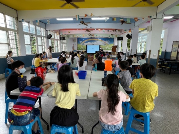 Caption: Lecturer explaining the course