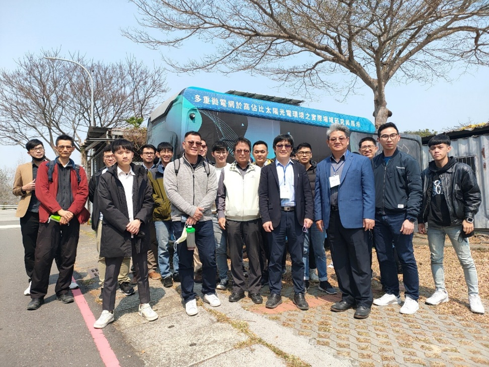 Distinguished guests visiting the electric bus at the Baoshan Campus during the Smart Microgrid Technology Forum on 03/02/2023