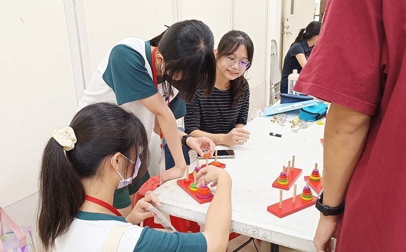 Figure 1. Public Participation in Exploration and Hands-On Activities at Science Booths