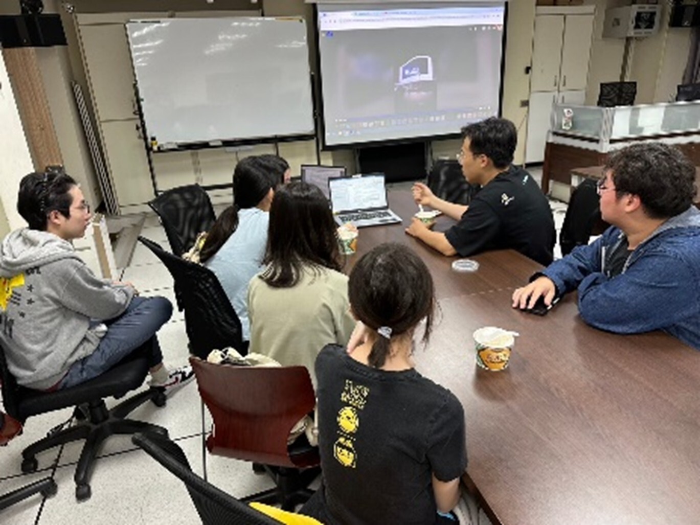 Figure 1. Guided Learning and Inquiry-Based Practice - Discussing Software Development Operation and Usage with Industry Mentors