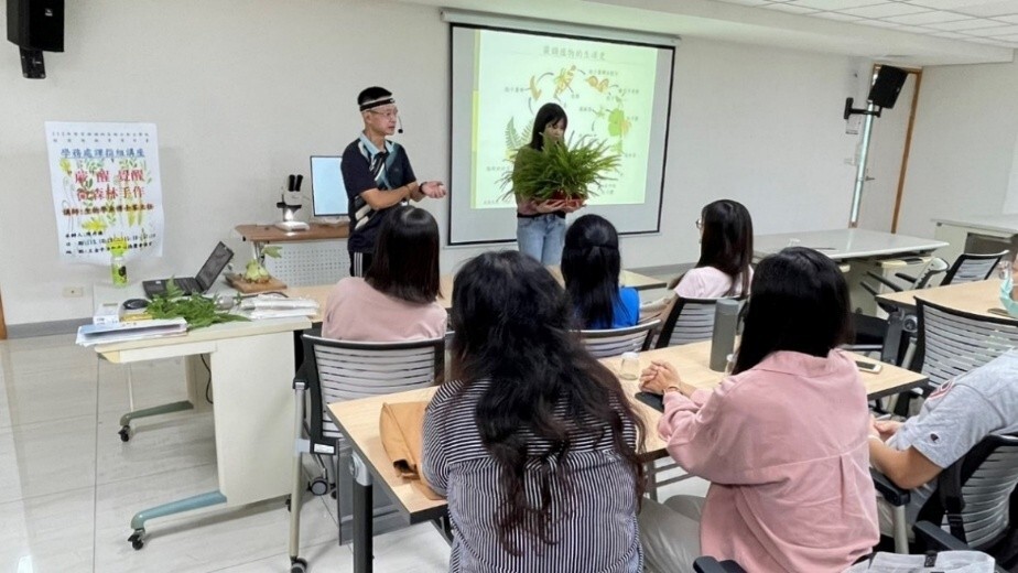 Figure 17. Introducing the Plants to Participants