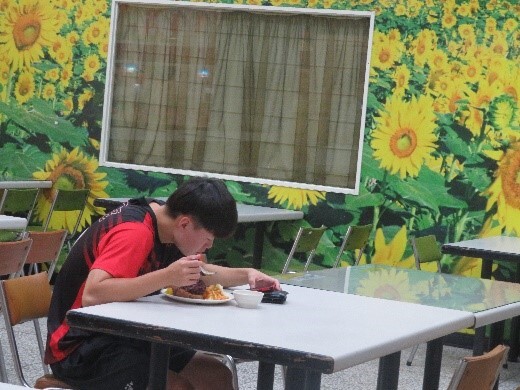 Figure 3. The faculty, staff, and students of NCUE all use reusable tableware when dining in