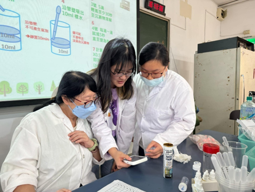 Figure 1. Teachers and students are conducting water and sediment quality assessment in Changhua Waters
