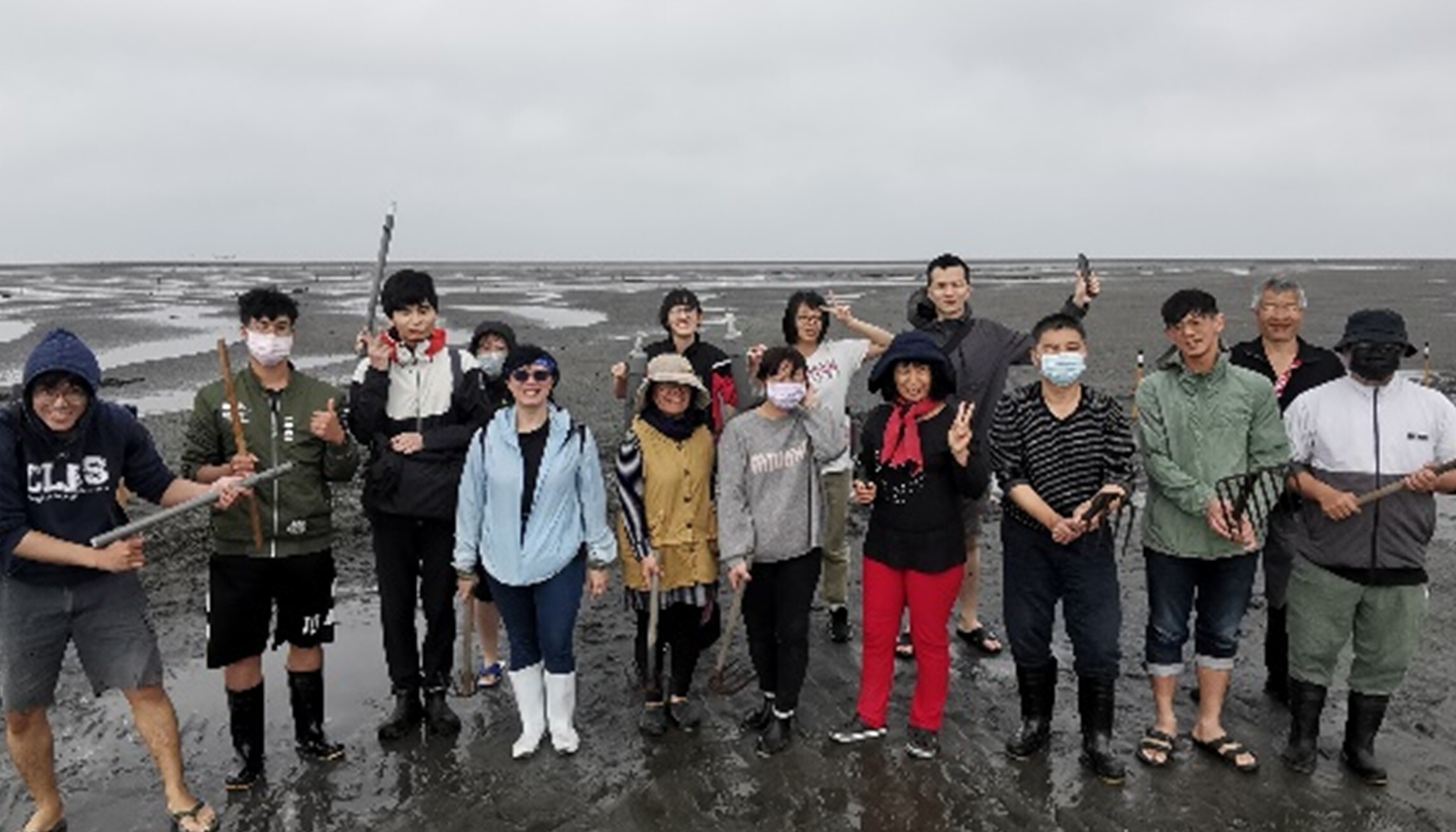 Figure 2. The NCUE team and Changhua Marine Food Research Center jointly conducted habitat sampling and surveys during winter