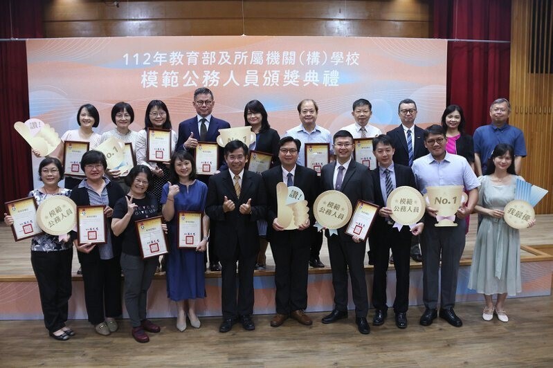 Figure 47: The Ministry of Education held a Model Civil Servant Award ceremony on August 23, 2023, with 19 recipients selected, including various levels of positions such as technicians, inspectors, secretaries, section chiefs, division chiefs, nurses, head nurses, physicians, and senior administrative personnel