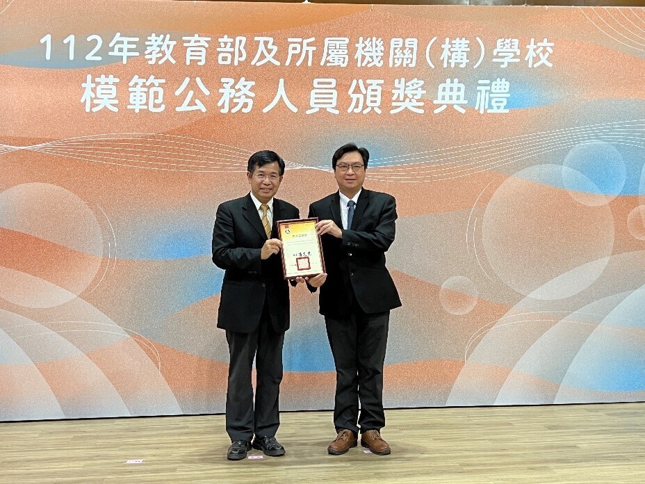 Figure 48: Chief Secretary Liao Hsing-Kuo (right) receiving the certificate from Minister Pan Wen-Chung (left).