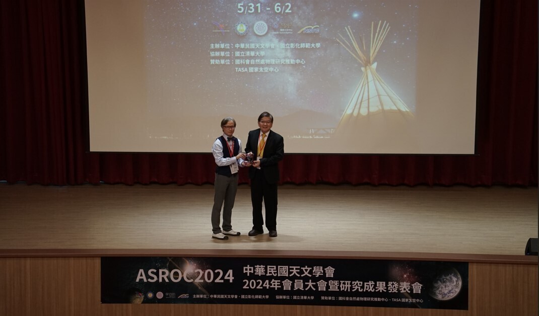 Figure 13: President Jiang Guo-Xing presenting a commemorative gift, appreciating the strong support from NCUE