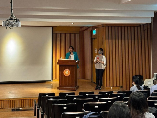 Figure 4: Professor Chiang Chao-mei providing real-time translation of the lecture content