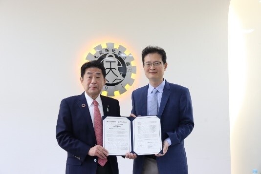 Figure 7: NCUE Vice President and Chairman of Japan's Yamato Housing signed the memorandum