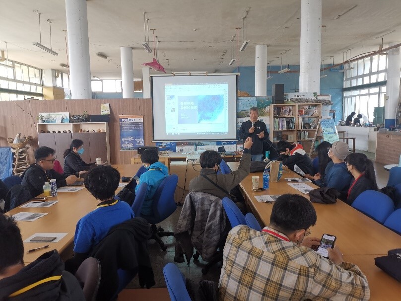Figure 3. On 2024/06/20, as part of "The Survey and Conservation Education for Venus Clam Habitats along Changhua Coast," NCUE conducted the "Seed Teacher Training" activity to teach participants how to lead visitors or students in marine citizen scientist activities.