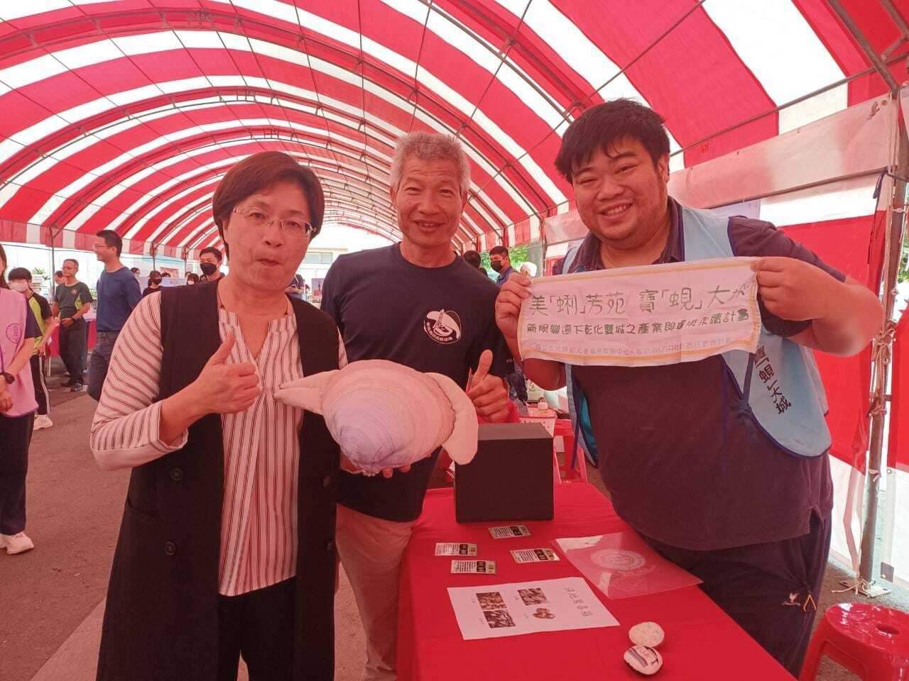 Figure 1: The photo of Changhua County Government Magistrate Hui-Mei Wang(on the left) with project partners and project staff - taken at the "Big Fun Youth Fair" (food and agriculture education booth) on April 27, 2024