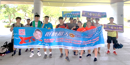 Figure 2. Campus tobacco harm prevention volunteers and cleaning staff jointly participate in cleaning operations of public spaces around campus, not only effectively maintaining environmental cleanliness but also demonstrating the school's responsibility and commitment to actively participating in community public affairs.