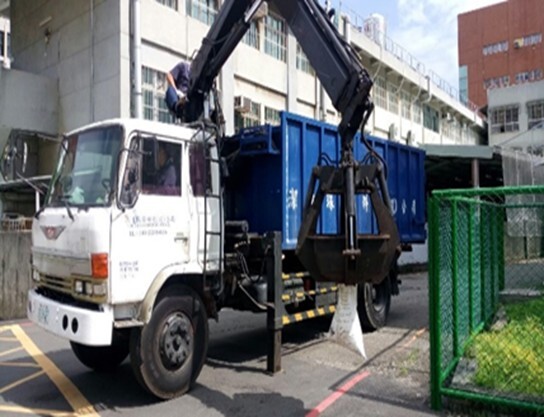 Figure 10. Sludge removal operations on Jinde Campus’s sewage treatment plant
